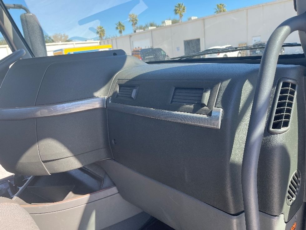 Day Cab Tractor-Heavy Duty Tractors-Volvo-2022-VNR62300-Tampa-FL-590,999\n\t\tmiles-$ 38,000 - Image 13