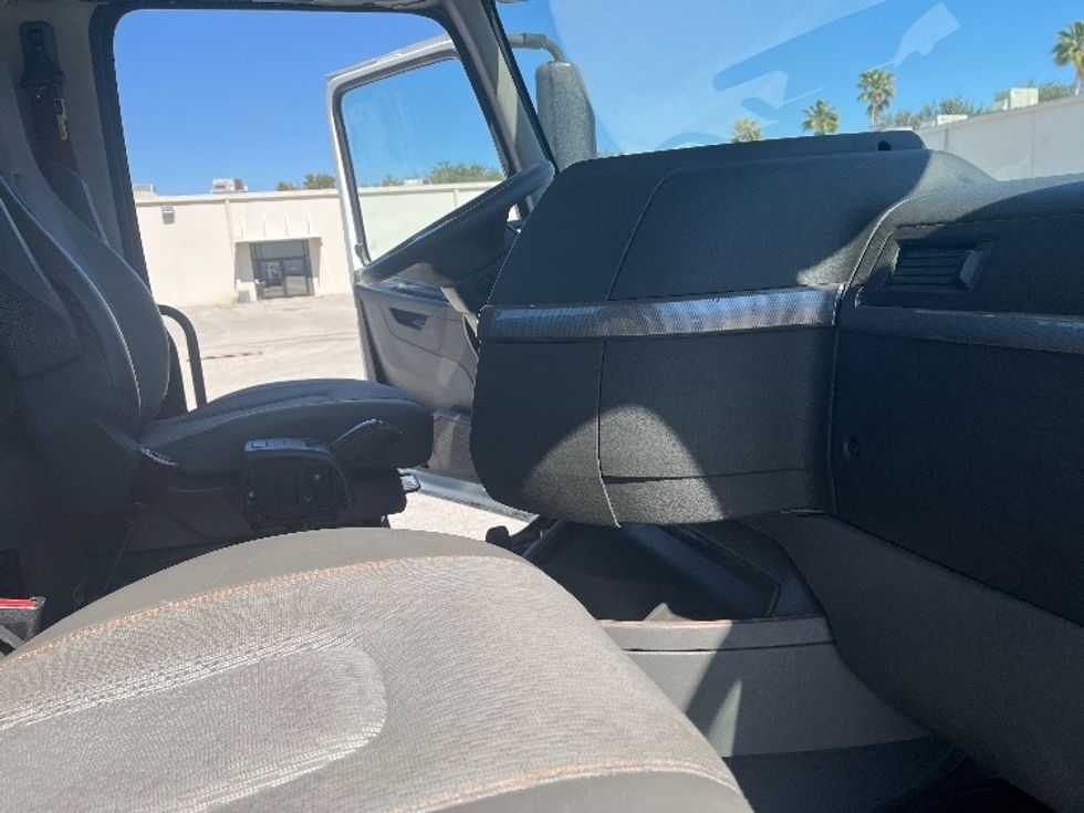 Day Cab Tractor-Heavy Duty Tractors-Volvo-2022-VNR62300-Tampa-FL-590,999\n\t\tmiles-$ 38,000 - Image 14