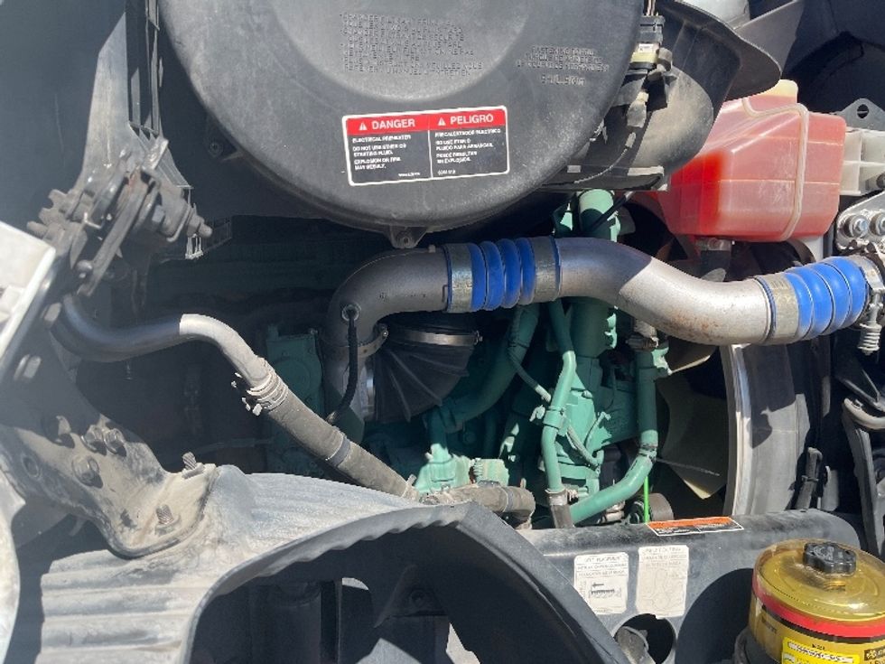 Day Cab Tractor-Heavy Duty Tractors-Volvo-2022-VNR62300-Tampa-FL-590,999\n\t\tmiles-$ 38,000 - Image 15