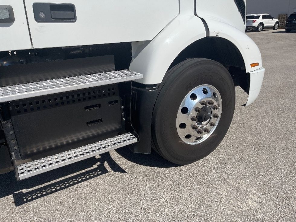 Day Cab Tractor-Heavy Duty Tractors-Volvo-2022-VNR62300-Tampa-FL-590,999\n\t\tmiles-$ 38,000 - Image 19