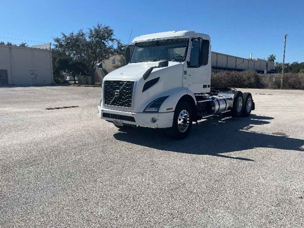 Day Cab Tractor-Heavy Duty Tractors-Volvo-2022-VNR62300-Tampa-FL-590,999\n\t\tmiles-$ 38,000 - Image 3