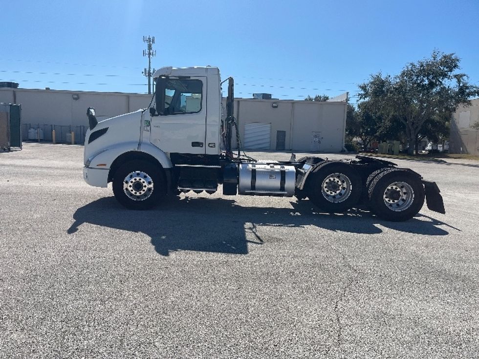 Day Cab Tractor-Heavy Duty Tractors-Volvo-2022-VNR62300-Tampa-FL-590,999\n\t\tmiles-$ 38,000 - Image 4
