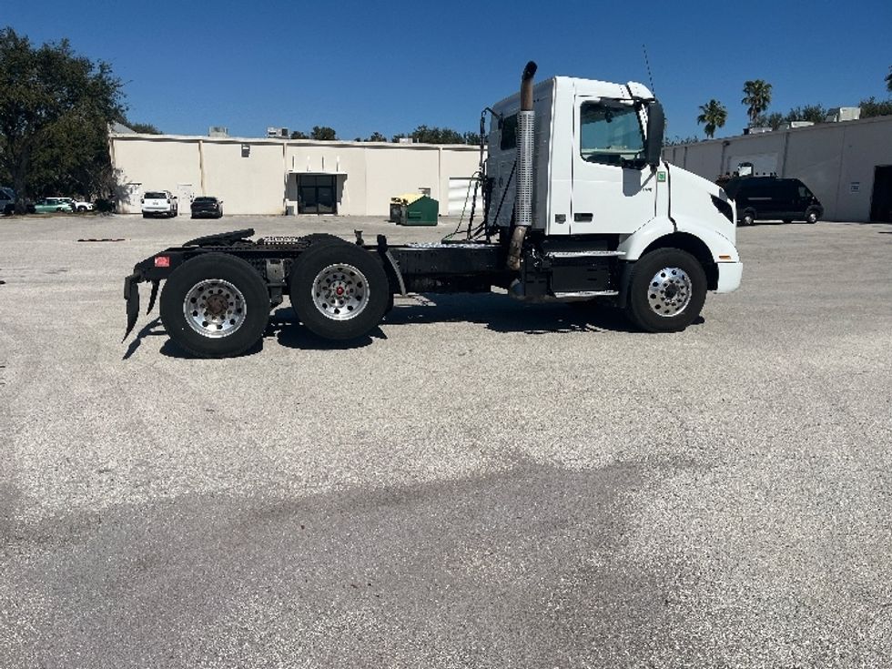 Day Cab Tractor-Heavy Duty Tractors-Volvo-2022-VNR62300-Tampa-FL-590,999\n\t\tmiles-$ 38,000 - Image 8