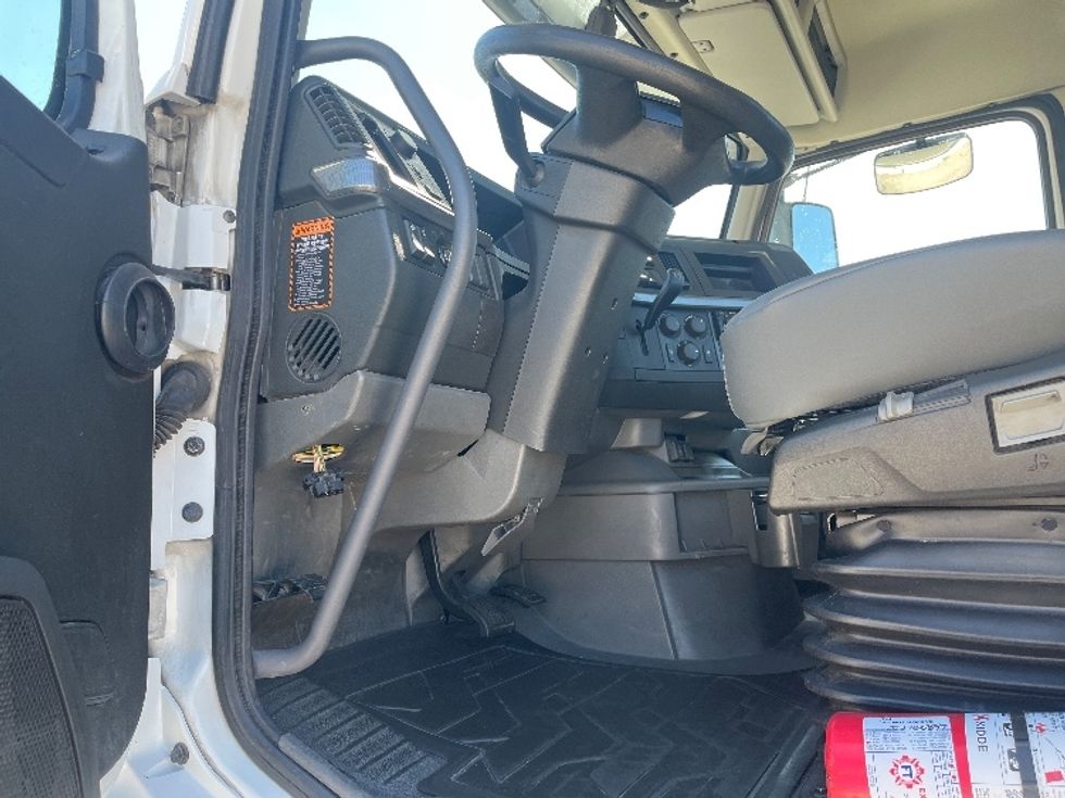 Day Cab Tractor-Heavy Duty Tractors-Volvo-2022-VNR62300-Tampa-FL-590,999\n\t\tmiles-$ 38,000 - Image 9
