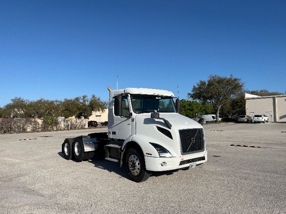 Day Cab Tractor-Heavy Duty Tractors-Volvo-2022-VNR62300-Tampa-FL-601,364\n\t\tmiles-$ 25,750 - Image 1
