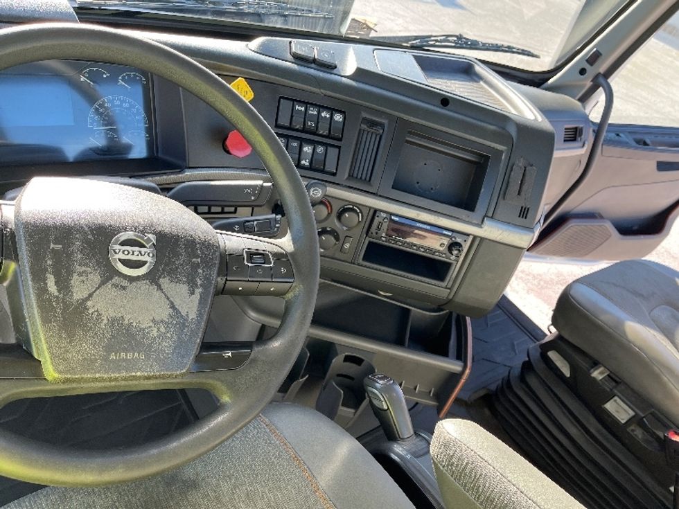 Day Cab Tractor-Heavy Duty Tractors-Volvo-2022-VNR62300-Tampa-FL-601,364\n\t\tmiles-$ 25,750 - Image 10