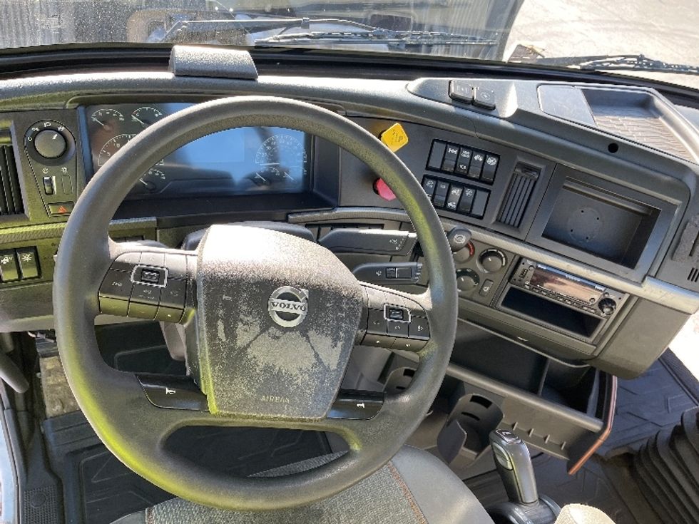 Day Cab Tractor-Heavy Duty Tractors-Volvo-2022-VNR62300-Tampa-FL-601,364\n\t\tmiles-$ 25,750 - Image 11
