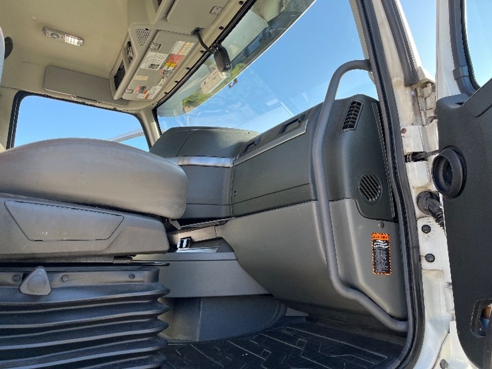 Day Cab Tractor-Heavy Duty Tractors-Volvo-2022-VNR62300-Tampa-FL-601,364\n\t\tmiles-$ 25,750 - Image 12