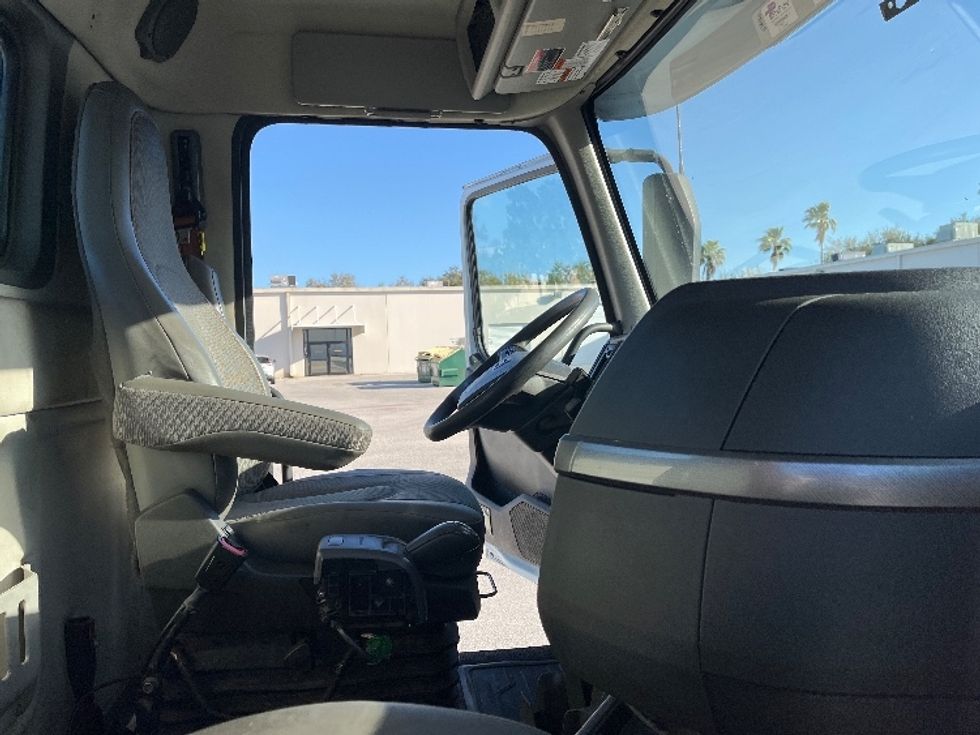 Day Cab Tractor-Heavy Duty Tractors-Volvo-2022-VNR62300-Tampa-FL-601,364\n\t\tmiles-$ 25,750 - Image 14