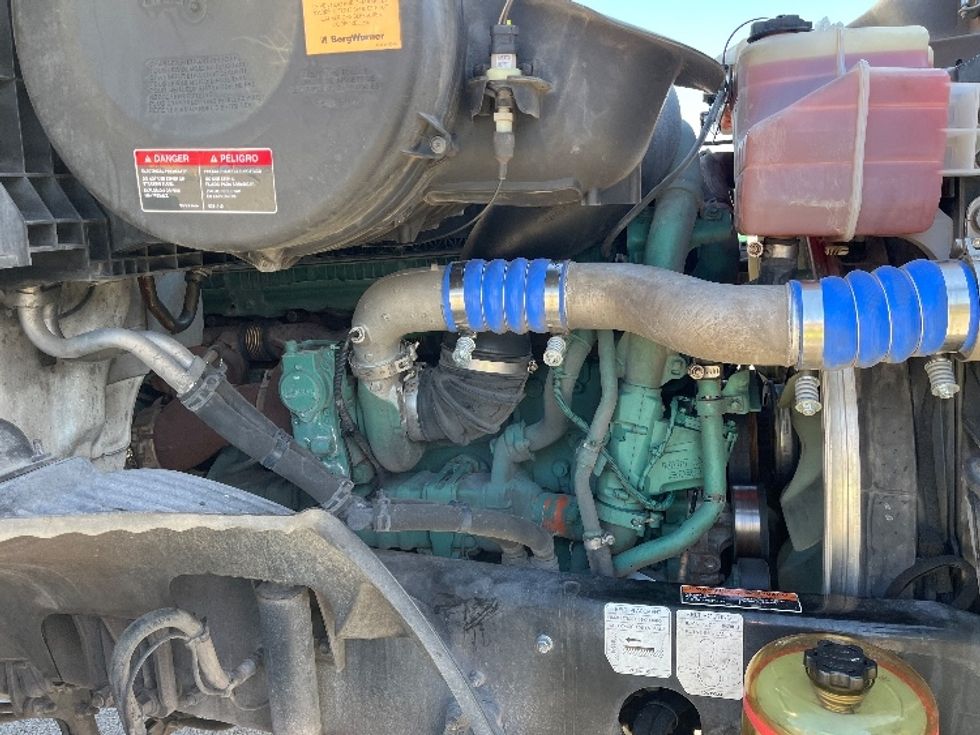 Day Cab Tractor-Heavy Duty Tractors-Volvo-2022-VNR62300-Tampa-FL-601,364\n\t\tmiles-$ 25,750 - Image 15