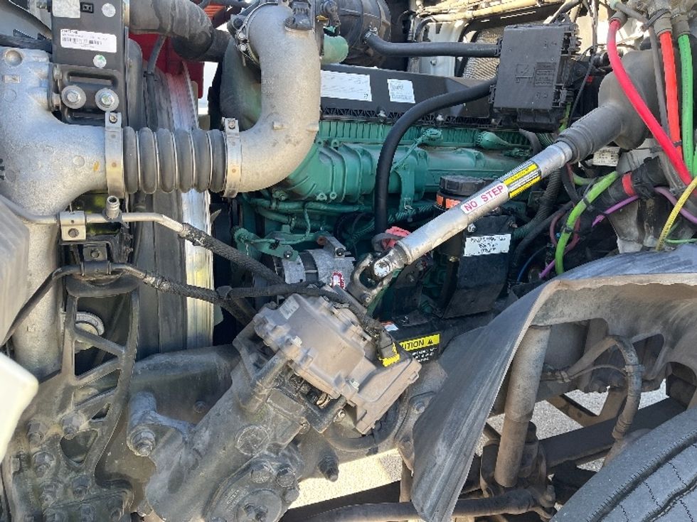 Day Cab Tractor-Heavy Duty Tractors-Volvo-2022-VNR62300-Tampa-FL-601,364\n\t\tmiles-$ 25,750 - Image 16