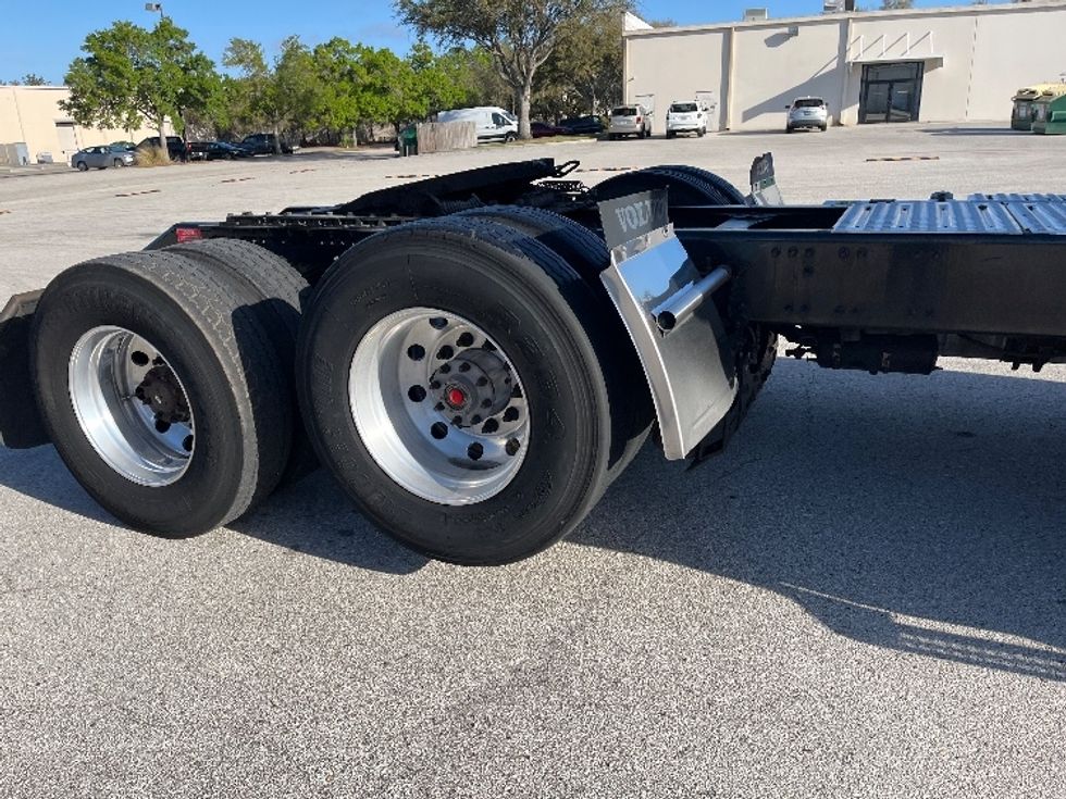 Day Cab Tractor-Heavy Duty Tractors-Volvo-2022-VNR62300-Tampa-FL-601,364\n\t\tmiles-$ 25,750 - Image 18