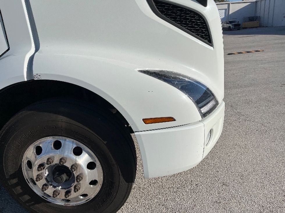 Day Cab Tractor-Heavy Duty Tractors-Volvo-2022-VNR62300-Tampa-FL-601,364\n\t\tmiles-$ 25,750 - Image 19