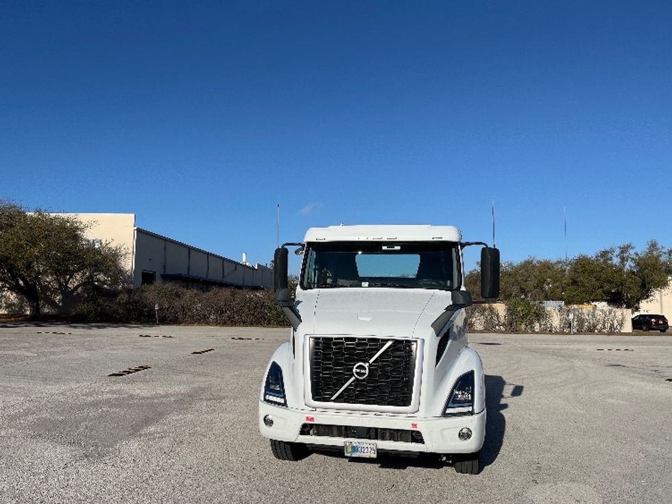 Day Cab Tractor-Heavy Duty Tractors-Volvo-2022-VNR62300-Tampa-FL-601,364\n\t\tmiles-$ 25,750 - Image 2