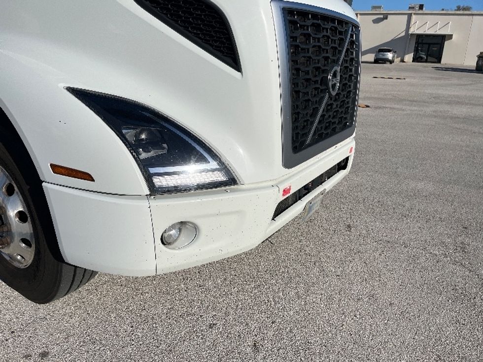 Day Cab Tractor-Heavy Duty Tractors-Volvo-2022-VNR62300-Tampa-FL-601,364\n\t\tmiles-$ 25,750 - Image 20