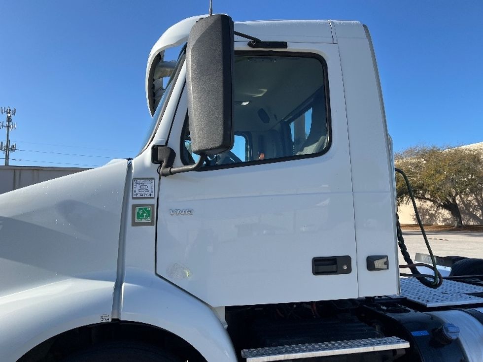 Day Cab Tractor-Heavy Duty Tractors-Volvo-2022-VNR62300-Tampa-FL-601,364\n\t\tmiles-$ 25,750 - Image 22