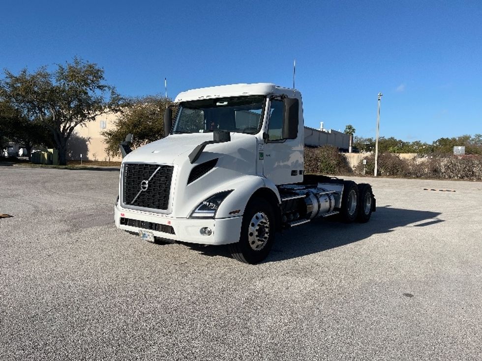 Day Cab Tractor-Heavy Duty Tractors-Volvo-2022-VNR62300-Tampa-FL-601,364\n\t\tmiles-$ 25,750 - Image 3