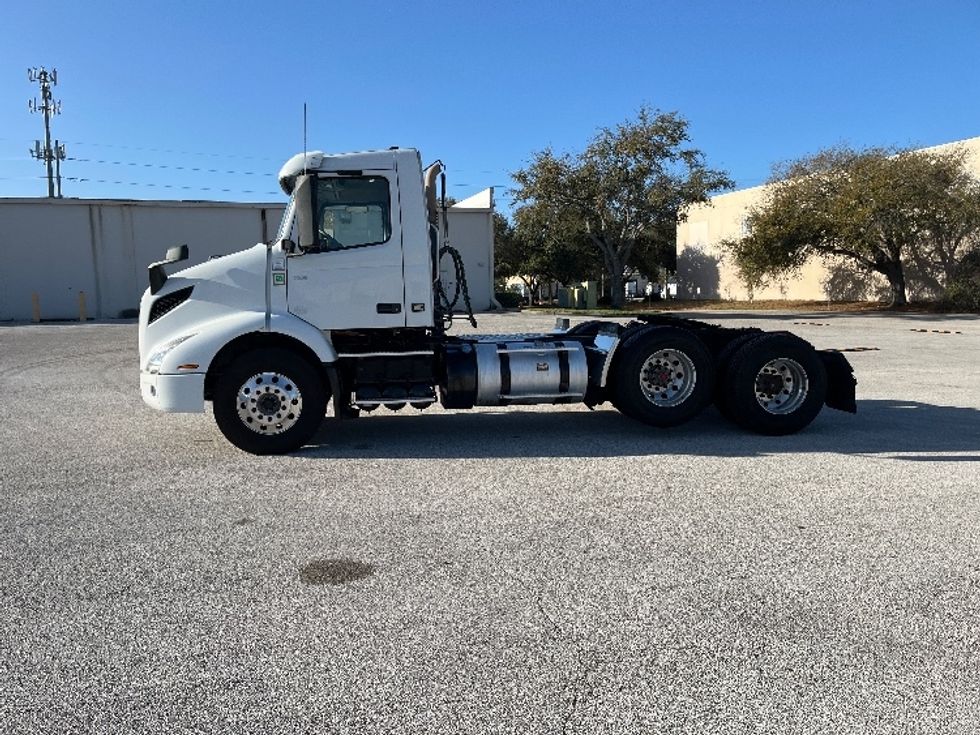 Day Cab Tractor-Heavy Duty Tractors-Volvo-2022-VNR62300-Tampa-FL-601,364\n\t\tmiles-$ 25,750 - Image 4
