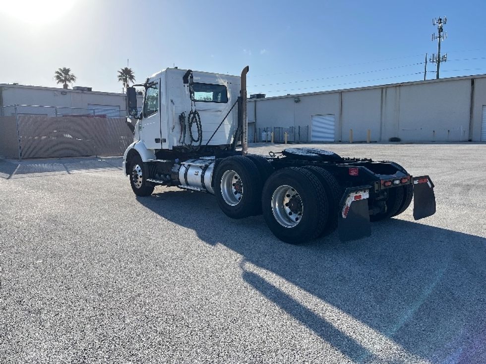 Day Cab Tractor-Heavy Duty Tractors-Volvo-2022-VNR62300-Tampa-FL-601,364\n\t\tmiles-$ 25,750 - Image 5