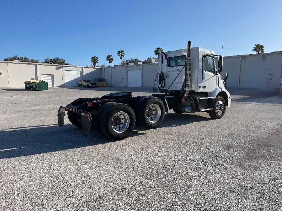 Day Cab Tractor-Heavy Duty Tractors-Volvo-2022-VNR62300-Tampa-FL-601,364\n\t\tmiles-$ 25,750 - Image 7