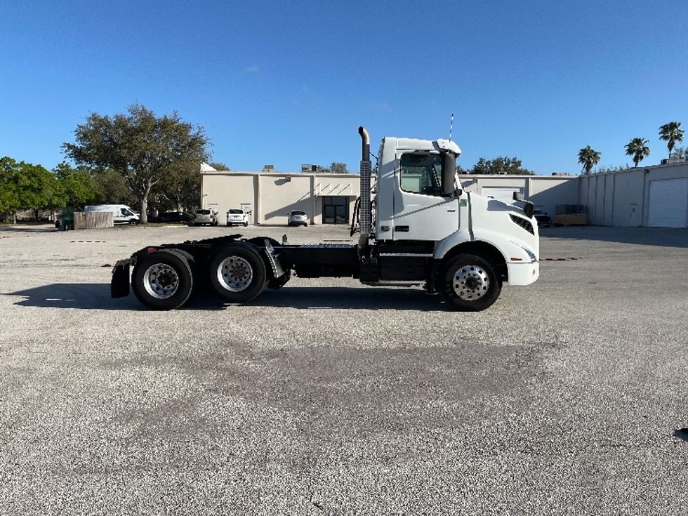 Day Cab Tractor-Heavy Duty Tractors-Volvo-2022-VNR62300-Tampa-FL-601,364\n\t\tmiles-$ 25,750 - Image 8