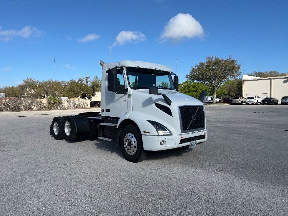 Day Cab Tractor-Heavy Duty Tractors-Volvo-2022-VNR62300-Tampa-FL-602,810\n\t\tmiles-$ 25,500 - Image 1