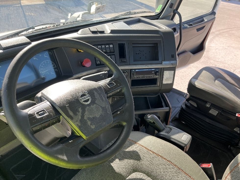 Day Cab Tractor-Heavy Duty Tractors-Volvo-2022-VNR62300-Tampa-FL-602,810\n\t\tmiles-$ 25,500 - Image 10