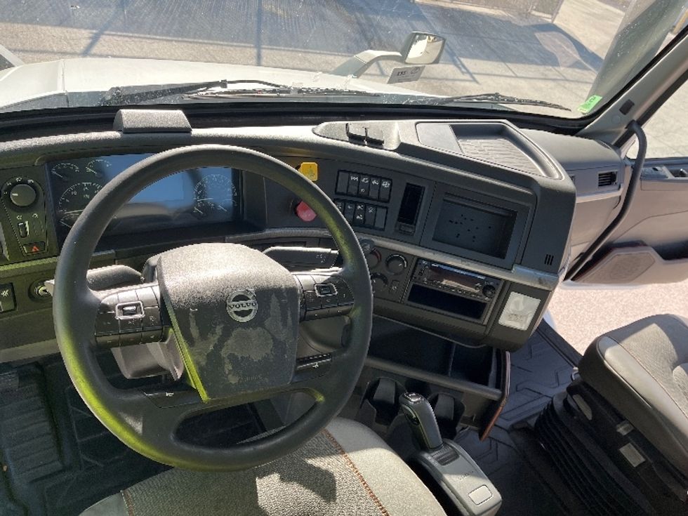 Day Cab Tractor-Heavy Duty Tractors-Volvo-2022-VNR62300-Tampa-FL-602,810\n\t\tmiles-$ 25,500 - Image 11