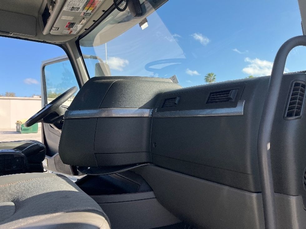 Day Cab Tractor-Heavy Duty Tractors-Volvo-2022-VNR62300-Tampa-FL-602,810\n\t\tmiles-$ 25,500 - Image 13