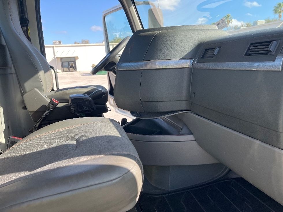 Day Cab Tractor-Heavy Duty Tractors-Volvo-2022-VNR62300-Tampa-FL-602,810\n\t\tmiles-$ 25,500 - Image 14