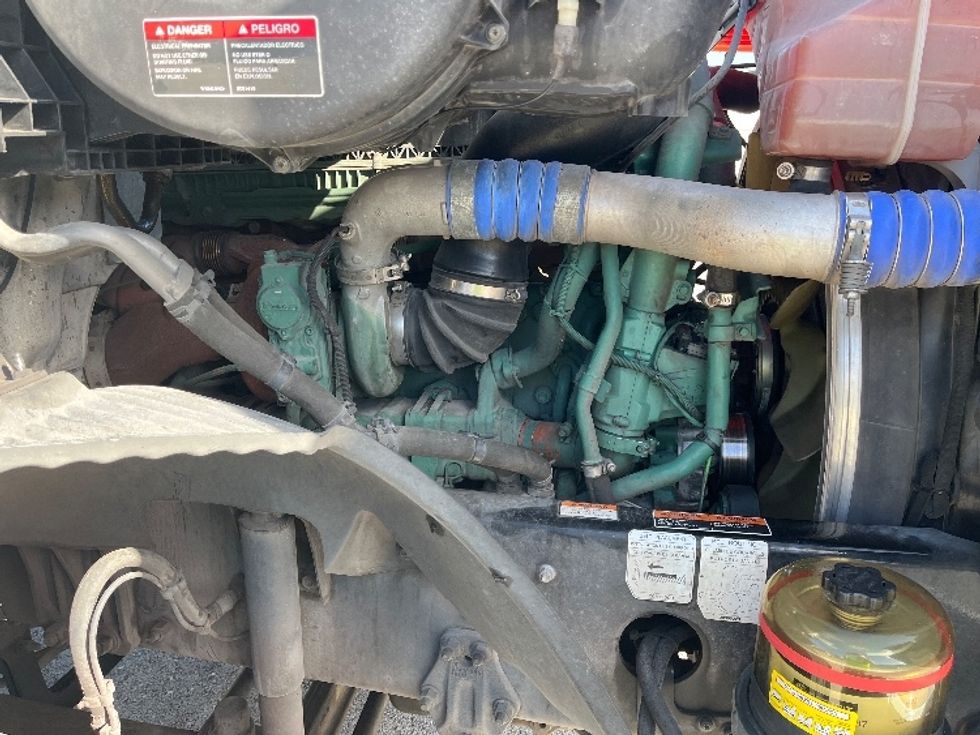 Day Cab Tractor-Heavy Duty Tractors-Volvo-2022-VNR62300-Tampa-FL-602,810\n\t\tmiles-$ 25,500 - Image 15