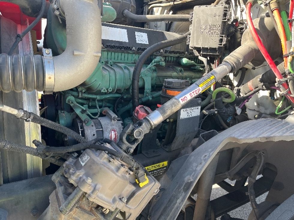 Day Cab Tractor-Heavy Duty Tractors-Volvo-2022-VNR62300-Tampa-FL-602,810\n\t\tmiles-$ 25,500 - Image 16