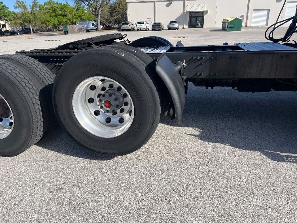 Day Cab Tractor-Heavy Duty Tractors-Volvo-2022-VNR62300-Tampa-FL-602,810\n\t\tmiles-$ 25,500 - Image 18