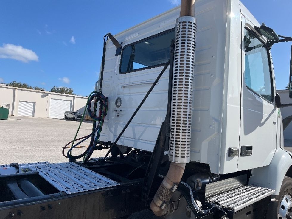 Day Cab Tractor-Heavy Duty Tractors-Volvo-2022-VNR62300-Tampa-FL-602,810\n\t\tmiles-$ 25,500 - Image 19