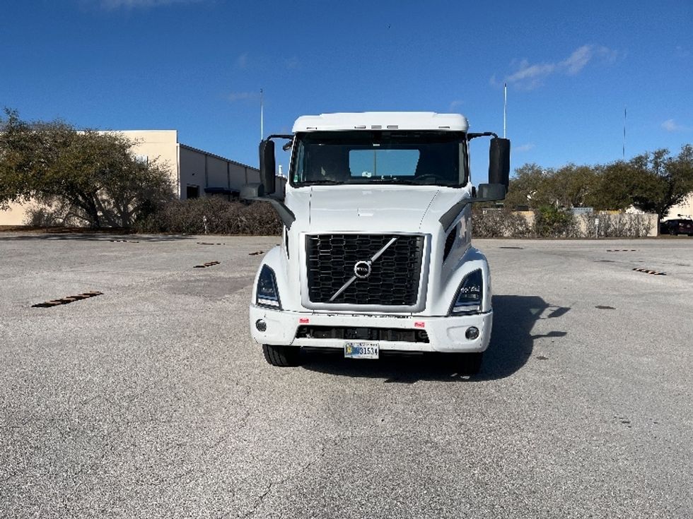 Day Cab Tractor-Heavy Duty Tractors-Volvo-2022-VNR62300-Tampa-FL-602,810\n\t\tmiles-$ 25,500 - Image 2