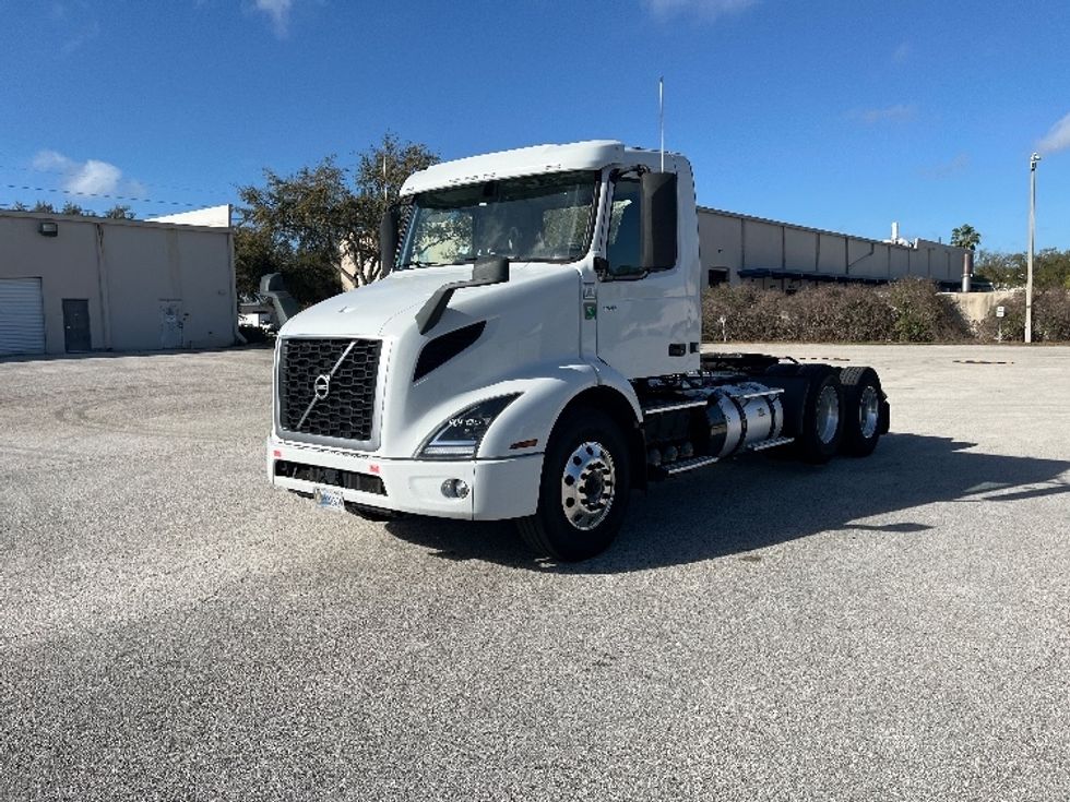 Day Cab Tractor-Heavy Duty Tractors-Volvo-2022-VNR62300-Tampa-FL-602,810\n\t\tmiles-$ 25,500 - Image 3