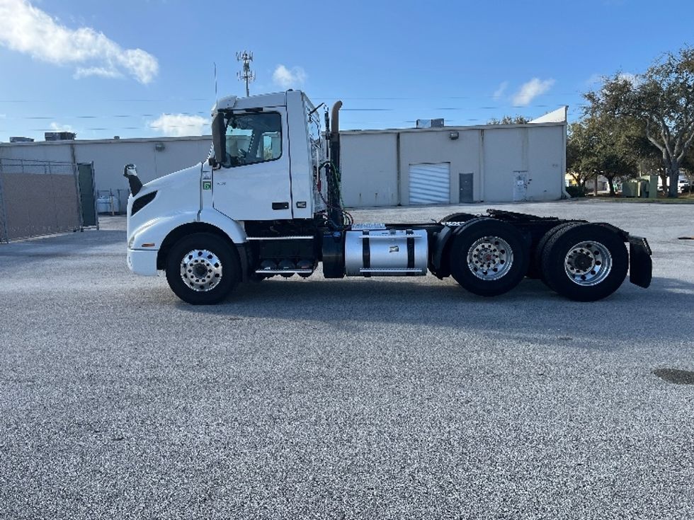 Day Cab Tractor-Heavy Duty Tractors-Volvo-2022-VNR62300-Tampa-FL-602,810\n\t\tmiles-$ 25,500 - Image 4