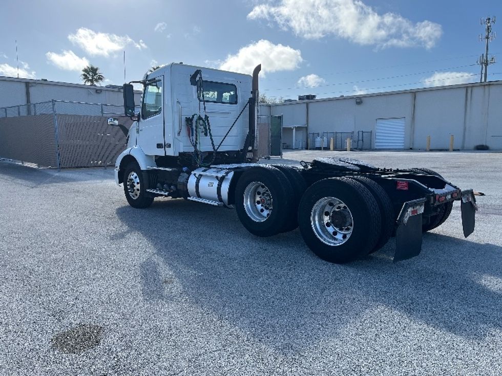 Day Cab Tractor-Heavy Duty Tractors-Volvo-2022-VNR62300-Tampa-FL-602,810\n\t\tmiles-$ 25,500 - Image 5