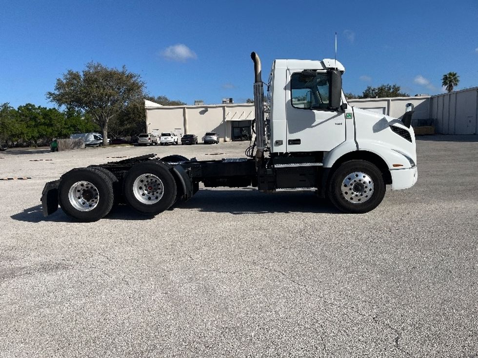 Day Cab Tractor-Heavy Duty Tractors-Volvo-2022-VNR62300-Tampa-FL-602,810\n\t\tmiles-$ 25,500 - Image 8