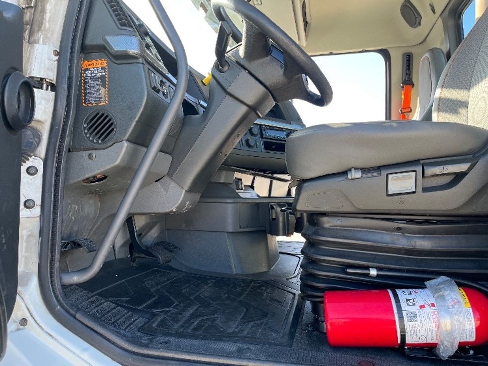 Day Cab Tractor-Heavy Duty Tractors-Volvo-2022-VNR62300-Tampa-FL-602,810\n\t\tmiles-$ 25,500 - Image 9