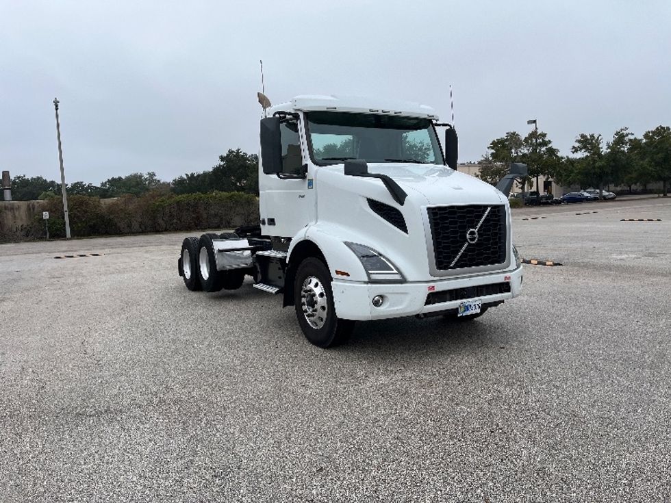 Day Cab Tractor-Heavy Duty Tractors-Volvo-2022-VNR62300-Tampa-FL-628,702\n\t\tmiles-$ 24,750 - Image 1