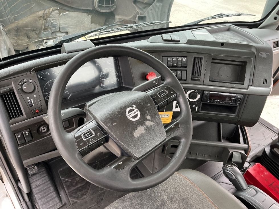 Day Cab Tractor-Heavy Duty Tractors-Volvo-2022-VNR62300-Tampa-FL-628,702\n\t\tmiles-$ 24,750 - Image 10