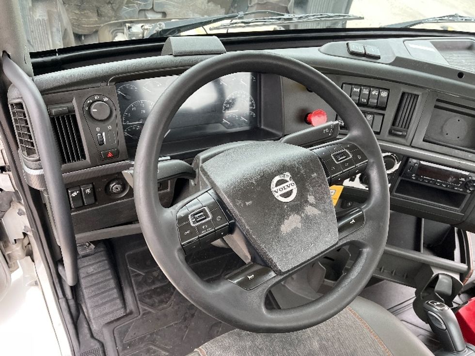 Day Cab Tractor-Heavy Duty Tractors-Volvo-2022-VNR62300-Tampa-FL-628,702\n\t\tmiles-$ 24,750 - Image 11