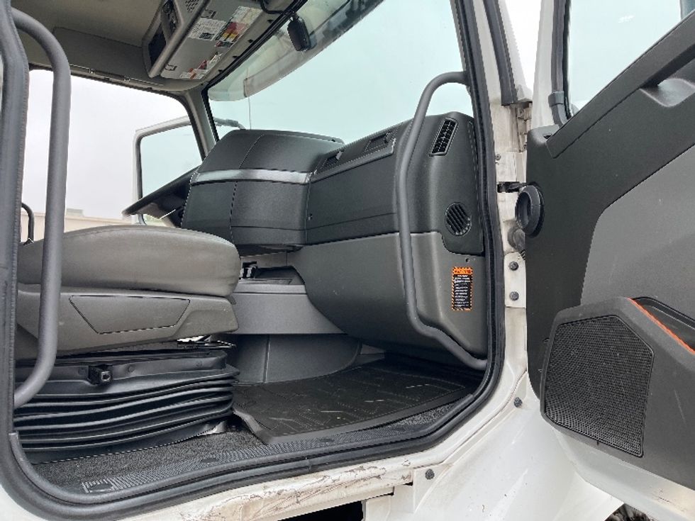 Day Cab Tractor-Heavy Duty Tractors-Volvo-2022-VNR62300-Tampa-FL-628,702\n\t\tmiles-$ 24,750 - Image 12