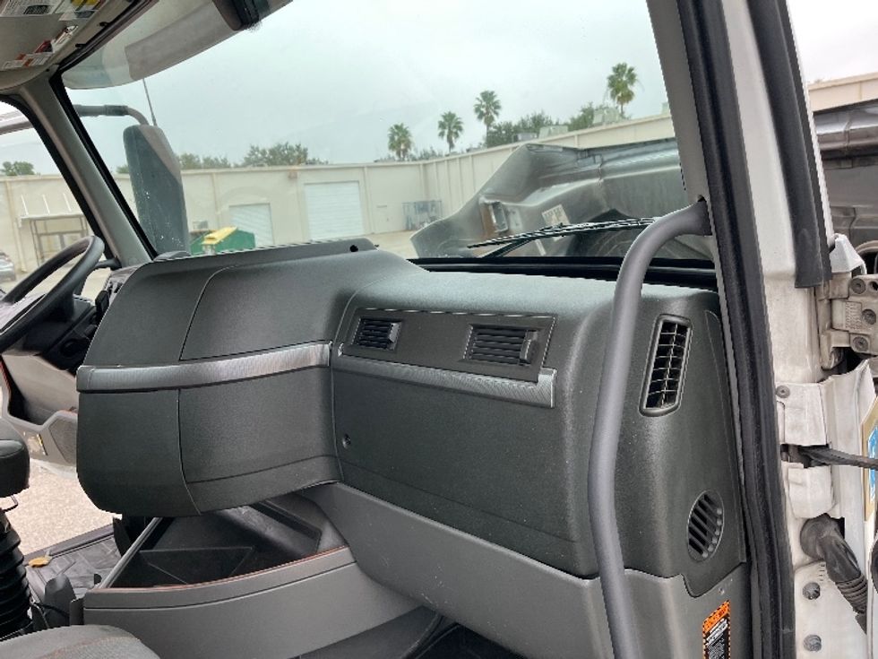 Day Cab Tractor-Heavy Duty Tractors-Volvo-2022-VNR62300-Tampa-FL-628,702\n\t\tmiles-$ 24,750 - Image 13