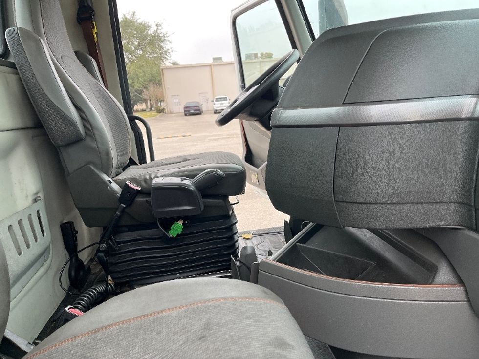 Day Cab Tractor-Heavy Duty Tractors-Volvo-2022-VNR62300-Tampa-FL-628,702\n\t\tmiles-$ 24,750 - Image 14