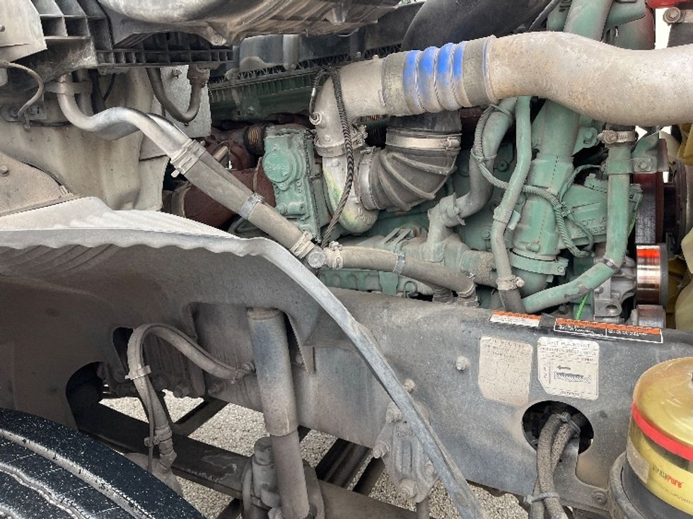 Day Cab Tractor-Heavy Duty Tractors-Volvo-2022-VNR62300-Tampa-FL-628,702\n\t\tmiles-$ 24,750 - Image 15