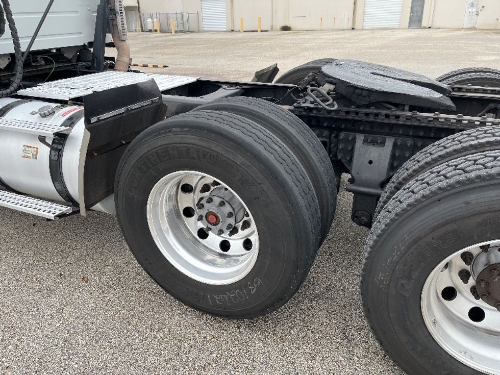 Day Cab Tractor-Heavy Duty Tractors-Volvo-2022-VNR62300-Tampa-FL-628,702\n\t\tmiles-$ 24,750 - Image 18