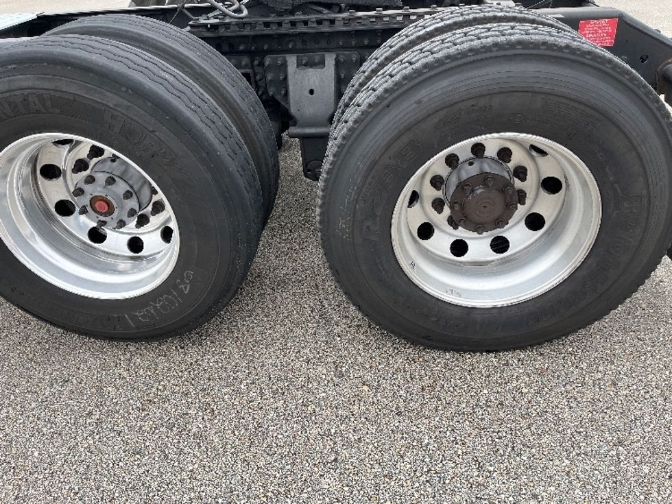 Day Cab Tractor-Heavy Duty Tractors-Volvo-2022-VNR62300-Tampa-FL-628,702\n\t\tmiles-$ 24,750 - Image 19