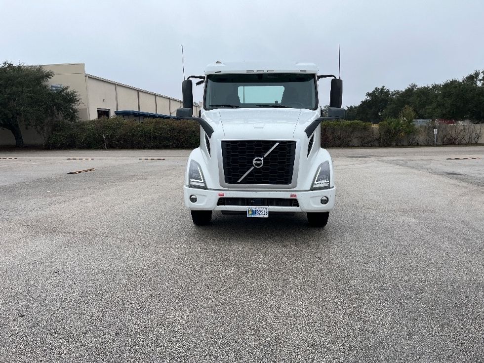 Day Cab Tractor-Heavy Duty Tractors-Volvo-2022-VNR62300-Tampa-FL-628,702\n\t\tmiles-$ 24,750 - Image 2